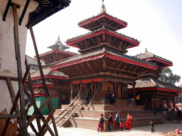 Nepalczycy Zagraniczni Podróżnicy Spaceru Odwiedzić Starożytne Ruiny Zabytkowy Budynek Szacunek — Zdjęcie stockowe