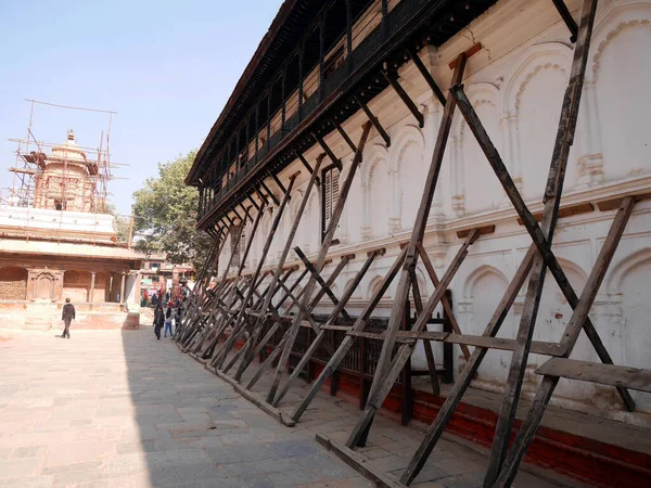 Nepalscy Robotnicy Remontują Budowę Rusztowań Starożytne Ruiny Zabytkowy Budynek Hanuman — Zdjęcie stockowe