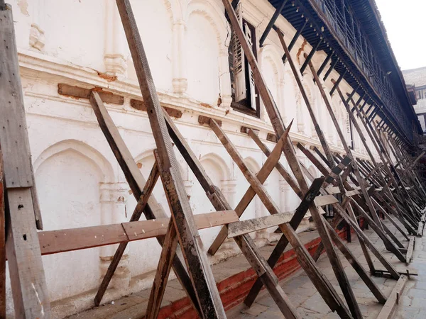 Nepalscy Robotnicy Remontują Konstrukcję Rusztowań Starożytnych Ruinach Zabytkowy Budynek Hanuman — Zdjęcie stockowe