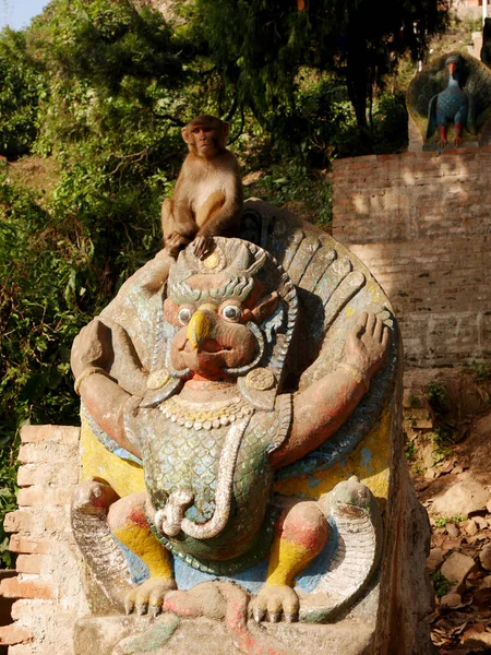 Rzeźba Rzeźba Kamienna Postać Garuda Lub Galon Lub Opiekun Nana — Zdjęcie stockowe