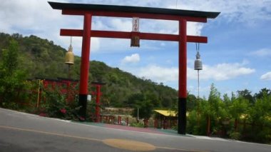 Wat Khao Sung Chaem Fa Tapınağı 'nın kırmızı torii kapısı Khao Sam Sip Hap dağı Tayland halkı ve yabancı gezginler için ziyaret ve saygı, 23 Mayıs 2021' de Kanchanaburi, Tayland