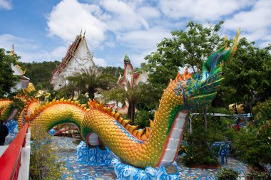 Wat Khao Sung Chaem Fa tapınağının Khao Sam Sip Hap Dağı 'ndaki Naka heykeli Tayland' ın başkenti Kanchanaburi 'de 23 Mayıs 2021' de Tha Maka 'yı ziyaret edip dua eden yabancı gezginler içindir.