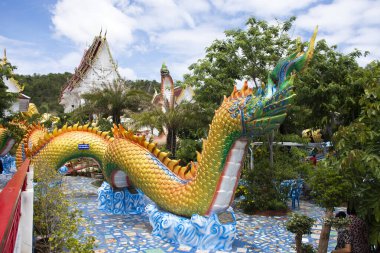 Wat Khao Sung Chaem Fa tapınağının Khao Sam Sip Hap Dağı 'ndaki Naka heykeli Tayland' ın başkenti Kanchanaburi 'de 23 Mayıs 2021' de Tha Maka 'yı ziyaret edip dua eden yabancı gezginler içindir.