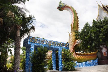 Wat Khao Sung Chaem Fa tapınağının Khao Sam Sip Hap Dağı 'ndaki Naka heykeli Tayland' ın başkenti Kanchanaburi 'de 23 Mayıs 2021' de Tha Maka 'yı ziyaret edip dua eden yabancı gezginler içindir.