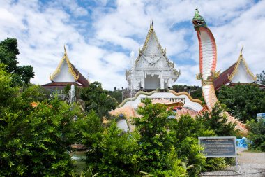 Wat Khao Sung Chaem Fa tapınağının Khao Sam Sip Hap Dağı 'ndaki Naka heykeli Tayland' ın başkenti Kanchanaburi 'de 23 Mayıs 2021' de Tha Maka 'yı ziyaret edip dua eden yabancı gezginler içindir.