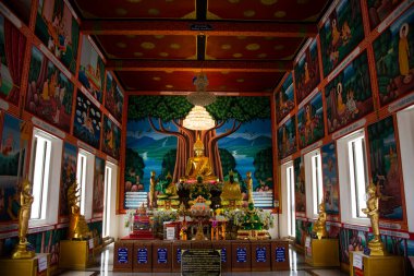 Wat Khao Sung Chaem Fa Tapınağı 'nın heykeli Khao Sam Sip Hap Dağı' nda Tayland 'ın başkenti Kanchanaburi' de 23 Mayıs 2021 'de Tha Maka' yı ziyaret edip dua eden yabancılar için.