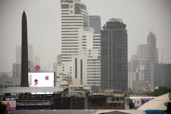 2021年4月4日 在泰国曼谷的腊察维县胜利纪念碑举行的一场暴雨中 Bts天线列车在车站之间穿梭 俯瞰着曼谷城市和高楼的景观 — 图库照片
