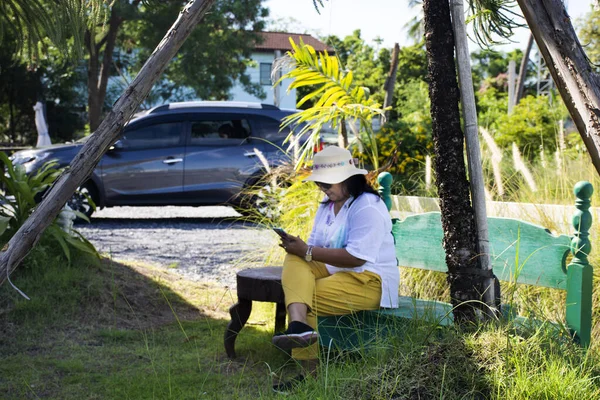 Travelers Thai Senior Old Women Mother Sit Bench Selfie Mobile — Stock Photo, Image