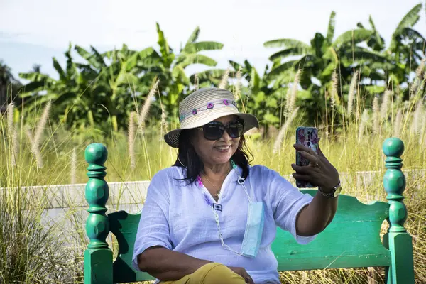 Ταξιδιώτες Thai Ανώτερος Ηλικιωμένες Γυναίκες Μητέρα Κάθονται Στον Πάγκο Selfie — Φωτογραφία Αρχείου