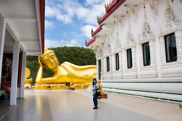 Viajeros Asiáticos Tailandeses Viajan Visita Respetan Oración Buda Actitud Reclinada — Foto de Stock