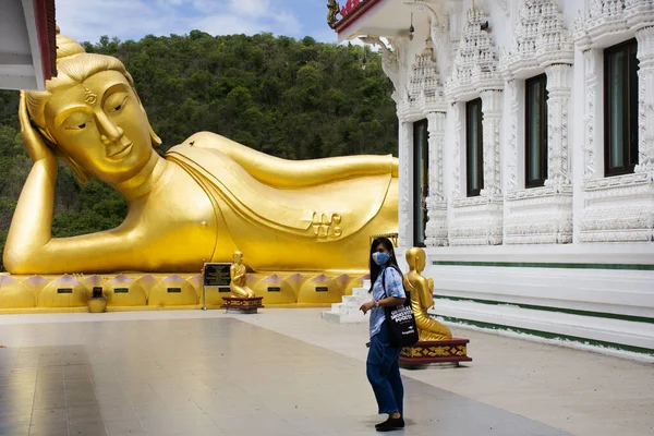 Viajeros Asiáticos Tailandeses Viajan Visita Respetan Oración Buda Actitud Reclinada — Foto de Stock