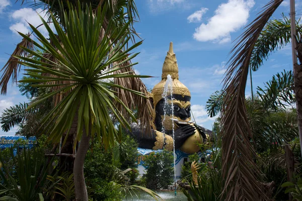 タイの人々と外国人旅行者のためのカオサム シップ ハップのワット ソンチャム ファ寺院のラフ タイタンの鬼像タイのカンチャナブリで2021年5月23日のタ マカでの参拝と敬意 — ストック写真