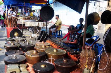 Malezyalılar, Malezya 'nın Borneo kentindeki Filipin Marketi Kota Kinabalu' da 12 Nisan 2015 'te gösteri ve satış için geleneksel müzik enstrümanları çalıyor.