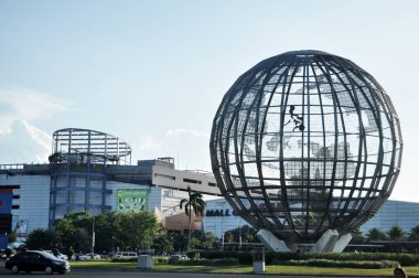 Manzara şehir manzarası ve MoA Globamaze modern binası Arnaiz Bulvarı veya Libertad Caddesi ve Maynila Şehri Pasay Yolu 'ndaki trafiği 17 Nisan 2015' te Filipinler 'in Manila şehrinde.