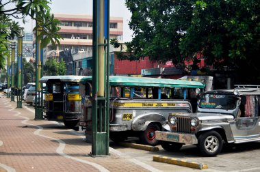Klasik antika antika antika eski otobüs kamyonu Filipinli ve yabancı yolcular tarafından yollanmak üzere 17 Nisan 2015 'te Manila, Filipinler' de Maynila 'da Intramuros Meydanı' na seyahat etmek üzere ziyaret edildi.