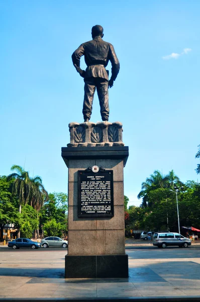 Filipinler Halk Yabancı Gezginler Için Rizal Park Taki Andres Bonifacio — Stok fotoğraf