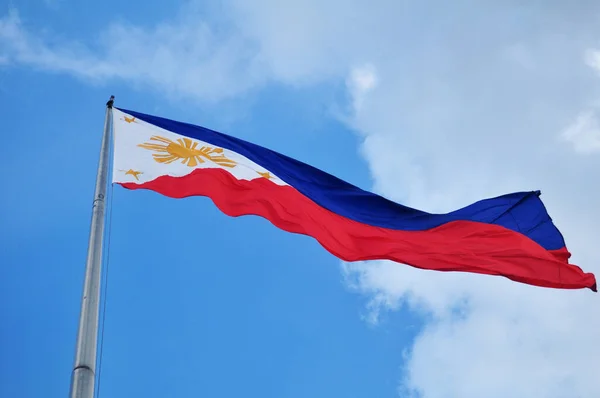 Bandeira Nação Filipina Filipina Poste Aço Livre Jardim Com Nuvens — Fotografia de Stock