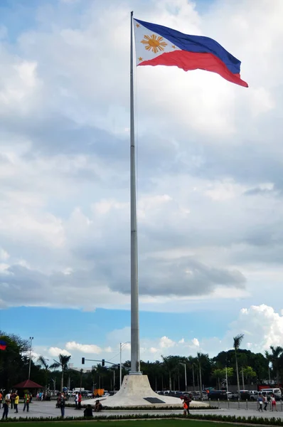 Filipinler Bayrağı Filipinler Bayrağı Açık Havada Bahçede Gökyüzü Bulutları Ile — Stok fotoğraf