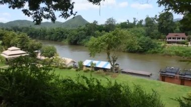 Si Sai Yok şelaleleri ve Si Sawat ya da Khwae Kwai nehri ile cehennem ateşi ile Sai Yok Ulusal Parkı 'ndaki orman ormanını geçerek Kanchanaburi, Tayland' daki Tham demokrasi mağarasını ziyaret ederler.