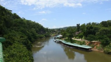 Si Sai Yok şelaleleri ve Si Sawat ya da Khwae Kwai nehri ile cehennem ateşi ile Sai Yok Ulusal Parkı 'ndaki orman ormanını geçerek Kanchanaburi, Tayland' daki Tham demokrasi mağarasını ziyaret ederler.