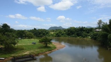Si Sai Yok şelalesi ve Si Sawat veya Khwae Sai Yok nehri ile Sai Yok Ulusal Parkı 'ndaki orman vahşi doğası Tayland, Kanchanaburi' ye seyahat eden yabancı gezginler için