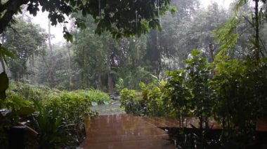 Tayland 'ın Kanchanaburi kentindeki gezginler ve Tayland' a seyahat eden Taylandlılar için yağmur mevsiminde bahçe bahçeleri ve bahçe havuzu manzarası ve bitki ağacı çiçekleri sergilenmektedir.