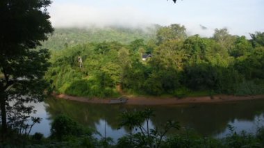 Si Sai Yok şelalesi ve Si Sawat veya Khwae Sai Yok nehri ile Sai Yok Ulusal Parkı 'ndaki orman vahşi doğası Tayland, Kanchanaburi' ye seyahat eden yabancı gezginler için