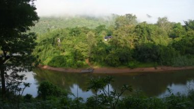 Si Sai Yok şelalesi ve Si Sawat veya Khwae Sai Yok nehri ile Sai Yok Ulusal Parkı 'ndaki orman vahşi doğası Tayland, Kanchanaburi' ye seyahat eden yabancı gezginler için