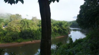 Si Sai Yok şelalesi ve Si Sawat veya Khwae Sai Yok nehri ile Sai Yok Ulusal Parkı 'ndaki orman vahşi doğası Tayland, Kanchanaburi' ye seyahat eden yabancı gezginler için