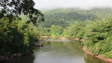 Si Sai Yok şelalesi ve Si Sawat veya Khwae Sai Yok nehri ile Sai Yok Ulusal Parkı 'ndaki orman vahşi doğası Tayland, Kanchanaburi' ye seyahat eden yabancı gezginler için