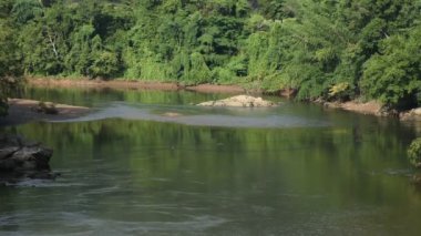 Si Sai Yok şelalesi ve Si Sawat veya Khwae Sai Yok nehri ile Sai Yok Ulusal Parkı 'ndaki orman vahşi doğası Tayland, Kanchanaburi' ye seyahat eden yabancı gezginler için