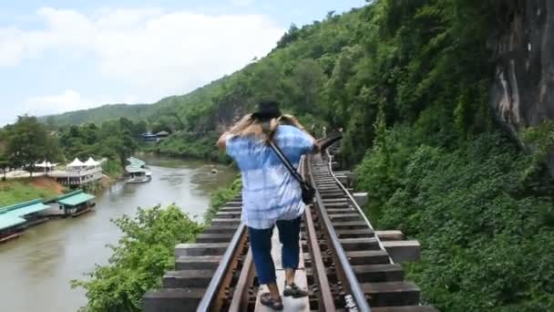 Viaggiatori Thai Donne Persone Che Camminano Pista Tra Hellfire Pass — Video Stock