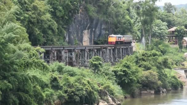 Comboio Correndo Trilha Entre Montanha Passo Inferno Cachoeira Sai Yok — Vídeo de Stock