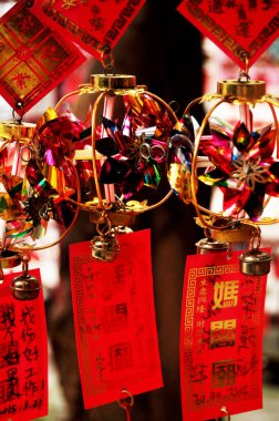 Satılık küçük yel değirmeni tılsımı Macar insanları ve yabancı gezginler 19 Nisan 2015 'te Çin' in Macau şehrinde Macao Bölgesi 'nde ziyaret edip kağıda yazı yazıp, dua eden tanrı Buda' ya saygı göstererek telefonu kapatıyorlar.