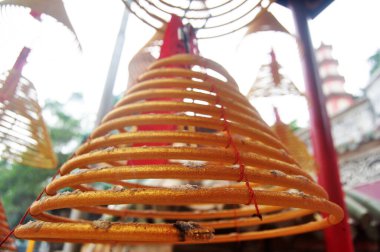 Macar halkı ve yabancı gezginler Çin 'in Macao bölgesindeki A-ma tapınağındaki antik Çin türbesine tütsülenmiş tütsü çubuğuyla Tanrı Buda' ya dua etmeye giderler.