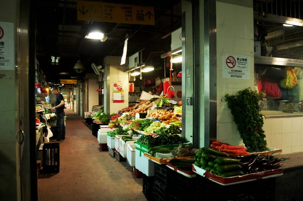 Macanese Vendor Sale Fruits Vegetables Macau People Foreign Travelers Select — 图库照片