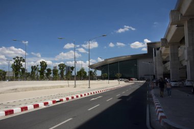 Taylandlılar, Bangkok, Tayland 'da 4 Temmuz 2021' de Bangkok 'ta Coronavirus COVID 19 salgını sırasında doktor ve hemşireyle tanışmak ve Corona virüsünü aşılamak için Bang Sue Grand Station' a giderler.