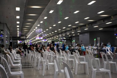 Taylandlılar, 4 Temmuz 2021 'de Bangkok, Tayland' da Bang Sue Grand Station 'da Coronavirus COVID 19 salgını patlak verdiğinde doktor ve hemşire Corona virüsü ile tanışmak için kuyrukta bekliyorlar.