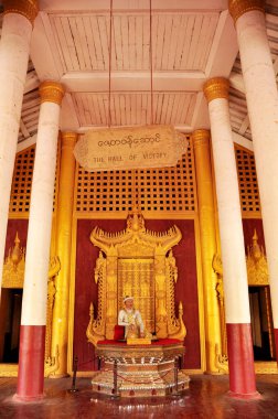 2 Şubat 2013 'te Mandalay, Myanmar veya Burma' daki Mandalay Kraliyet Burma Sarayı ve yabancı gezginler için antik harabelerin iç tasarımı.