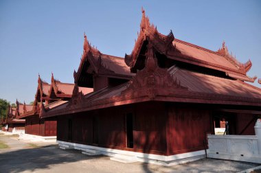 Mandalay Sarayı 'nın antik harabeleri Burma halkı için Mandalay tepesindeki son Birmanya kraliyet konutu ve Mandalay bölgesi, Myanmar veya Burma' daki yabancı gezgin ziyaretleri.