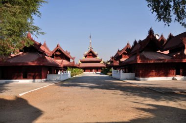Mandalay Sarayı 'nın antik harabeleri Burma halkı için Mandalay tepesindeki son Birmanya kraliyet konutu ve Mandalay bölgesi, Myanmar veya Burma' daki yabancı gezgin ziyaretleri.