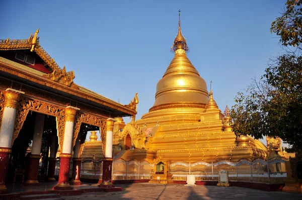 Maha Lawka Marazein Gyllene Stupa Lawkamanisula Pagoda Paya Tempel Eller — Stockfoto