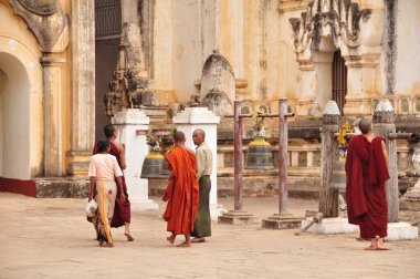 Burma keşişi ve burma halkı ve yabancı gezginler 2 Şubat 2013 'te Mandalay, Myanmar' da bulunan antik Mandalay 'da Bagan veya Pagan Mirası' ndaki Ananda paya tapınağında dua ederek seyahat ederler.