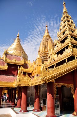 Burma halkı ve yabancı gezginler için Burma Tapınağı 'ndan Shwezigon Pagoda Paya 2 Haziran 2015 tarihinde Mandalay, Myanmar' da Nyaung U kasabasında dua ederek ziyaret eder.
