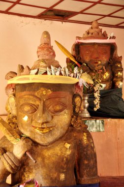 Sanat eseri oyulmuş antik asker koruyucu melek tanrısı Burma halkı ve yabancı gezginler için saygı göster Shwezigon paya stupa tapınağına dua et Mandalay 'da, Myanmar' da ya da Burma 'da