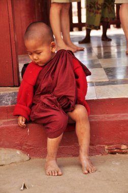 Burma halkından bağış alan Birmanyalı çaylak ve yabancı gezginler, 2 Şubat 2013 'te Mandalay, Myanmar' da bulunan Bagan veya Pagan tapınağındaki Shwezigon Pagoda Paya tapınağında dua etmek üzere ziyaret ediyorlar.