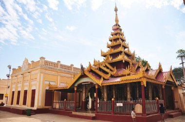 Burma halkı için Burma Tapınağı 'ndan Shwezigon Pagoda Paya 3 Şubat 2013' te Mandalay, Myanmar 'da Nyaung U kasabasında dua ederek yurtdışına seyahat ediyor.