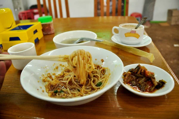 ビルマの郷土料理ランチ食事はビルマ人と外国人旅行者のためのテーブルで提供されますミャンマーのマンダレーのバガンまたはパガン古代遺産都市のニャウンU町の地元のカフェレストランで飲み物を食べる — ストック写真