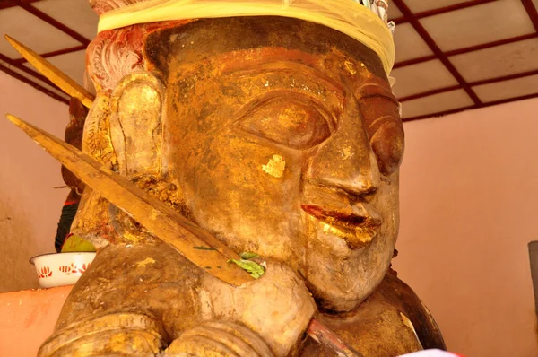 在缅甸曼德勒的巴甘或帕甘的Shwezigon Paya Stupa寺庙 古代兵士雕刻的艺术雕塑 守护神 为缅甸人民和外国游客献上敬拜的天使神 — 图库照片