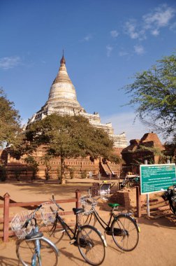 Burmalılar için Shwesandaw pagoda pagoda pyay tapınağı Çedi 3 Şubat 2013 'te Mandalay, Myanmar veya Burma' da yabancı gezginler Bagan veya Pagan Mirası 'ndaki Buda' ya saygı göstererek seyahat ederler.